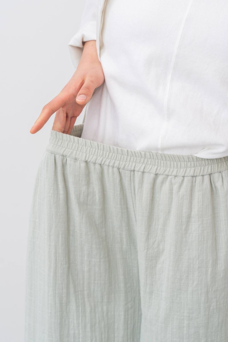 大きく開いたVネックでスッキリとした印象に。