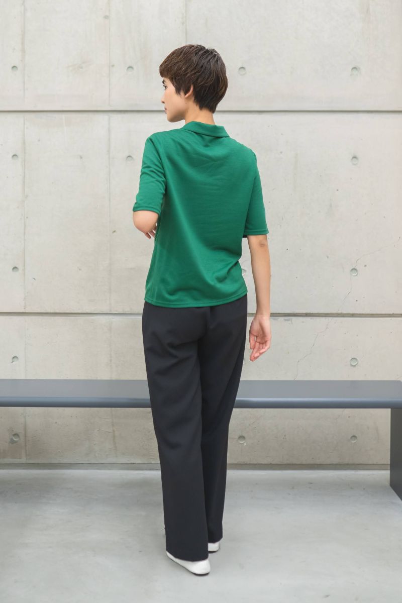 気になる腰回りを拾わない、裾までストンと一直線に落ちるこだわりの美シルエット。