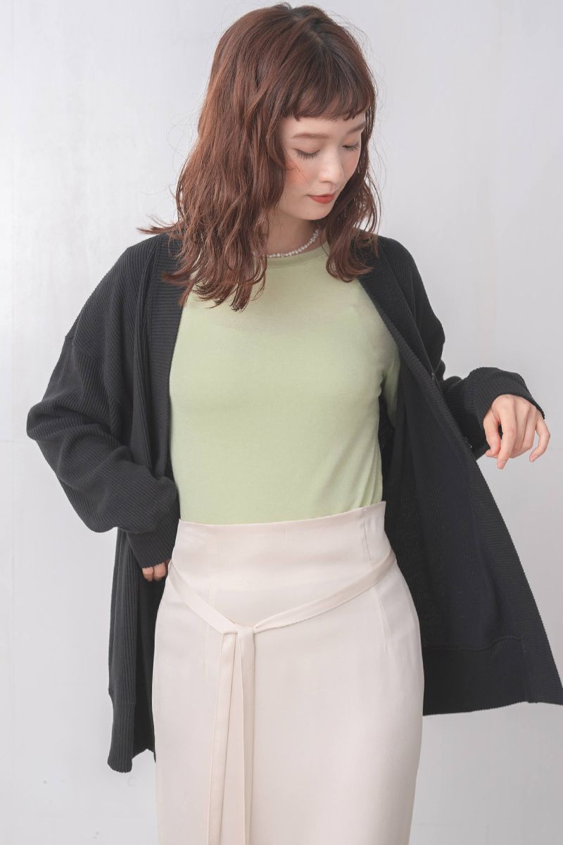 重ね着してもかさばらず、1枚でも着れる絶妙な厚さ。