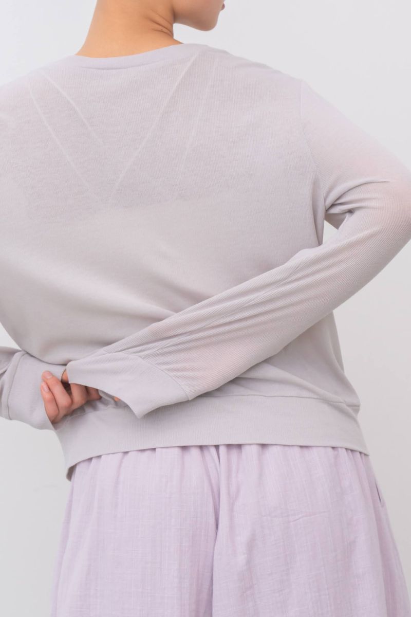 気になる腰回りを拾わない、裾までストンと一直線に落ちるこだわりの美シルエット。