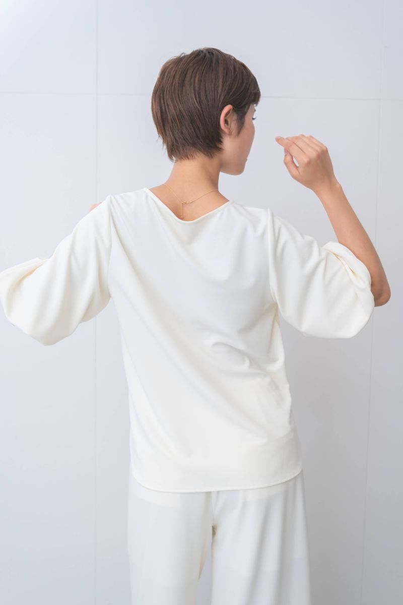 身幅はゆったりとした設計ながらも、膨らみが出ない生地のため着太りしない。