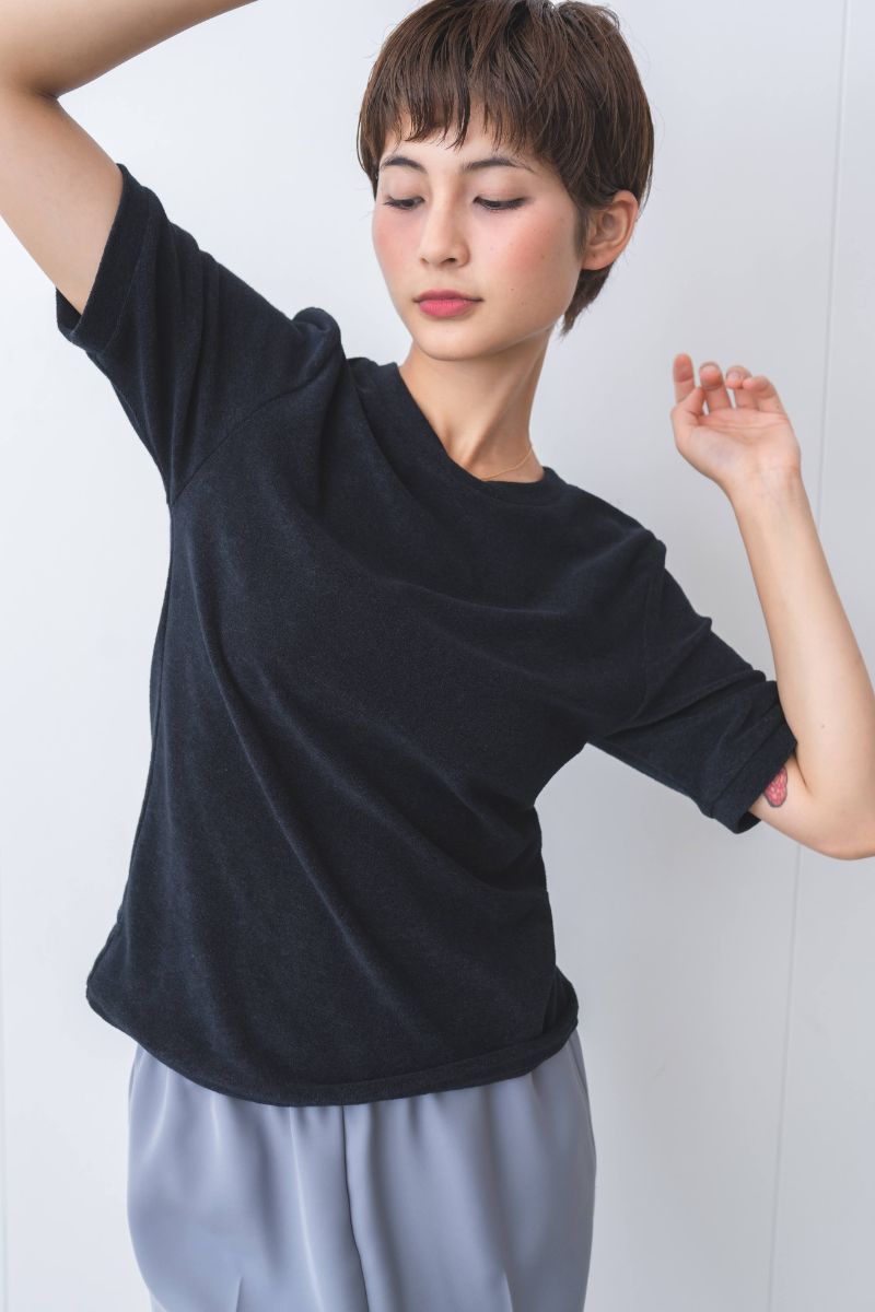 身幅はゆったりとした設計ながらも、膨らみが出ない生地のため着太りしない。