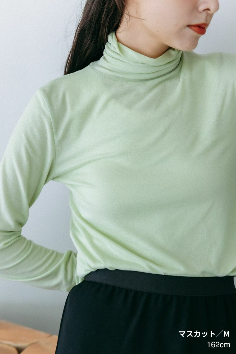 程よい高さとボリュームのあるタートルネックが冷たい風をシャットアウト。