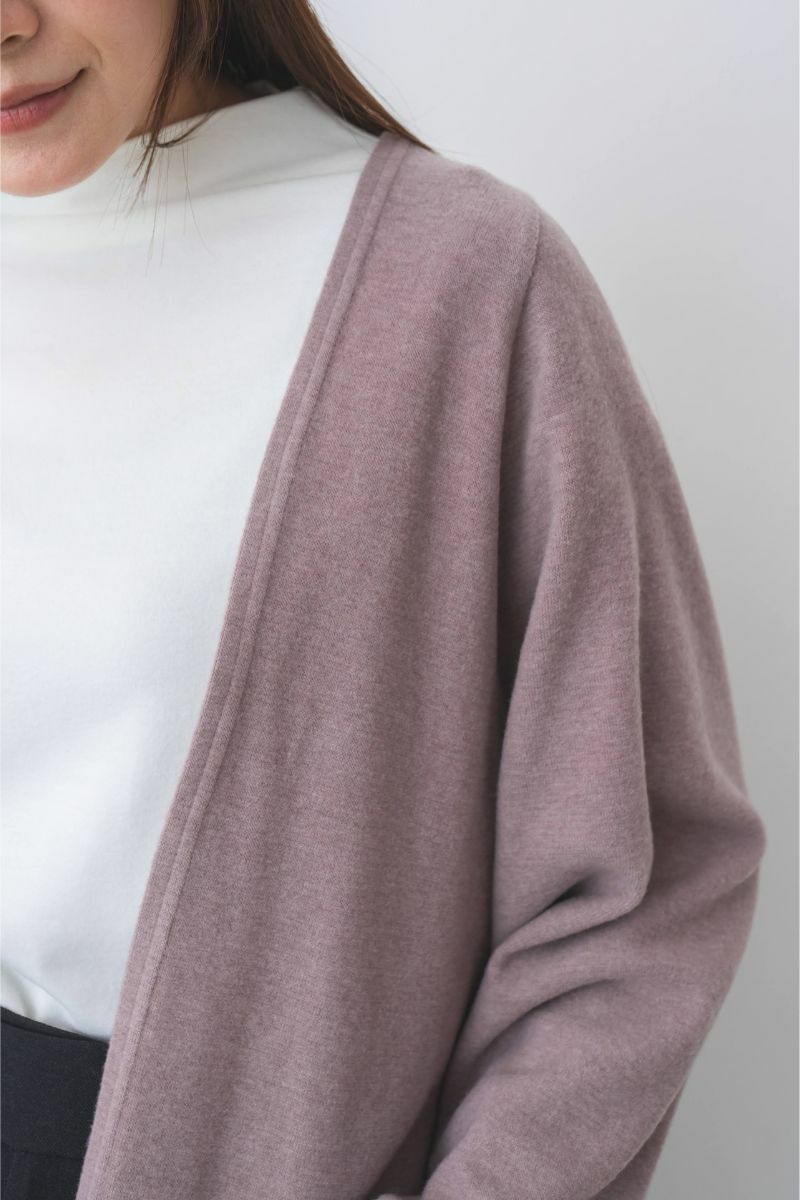 リブのない綺麗な切り替えで、上品さとすっきりとした印象を両立。