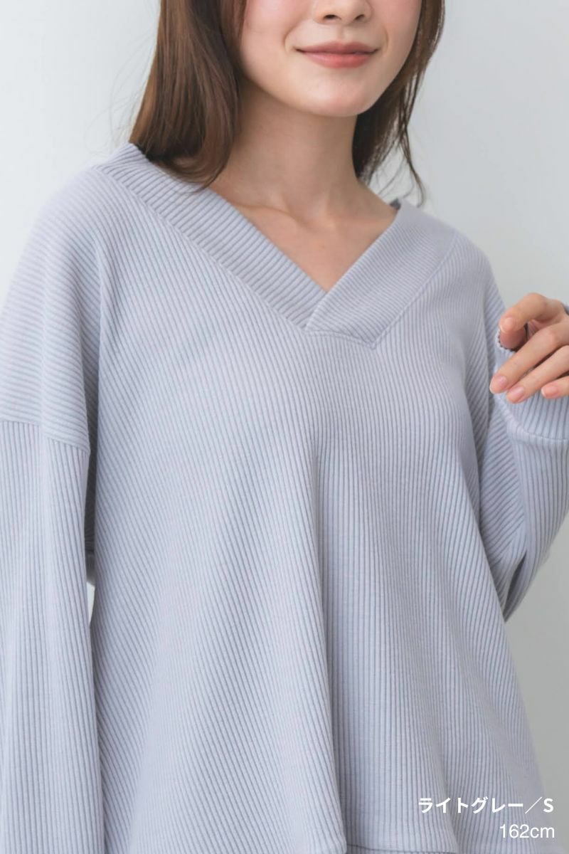 「くつろぎ」と「きちんと感」を兼ね備えたストレスフリーなカットソー