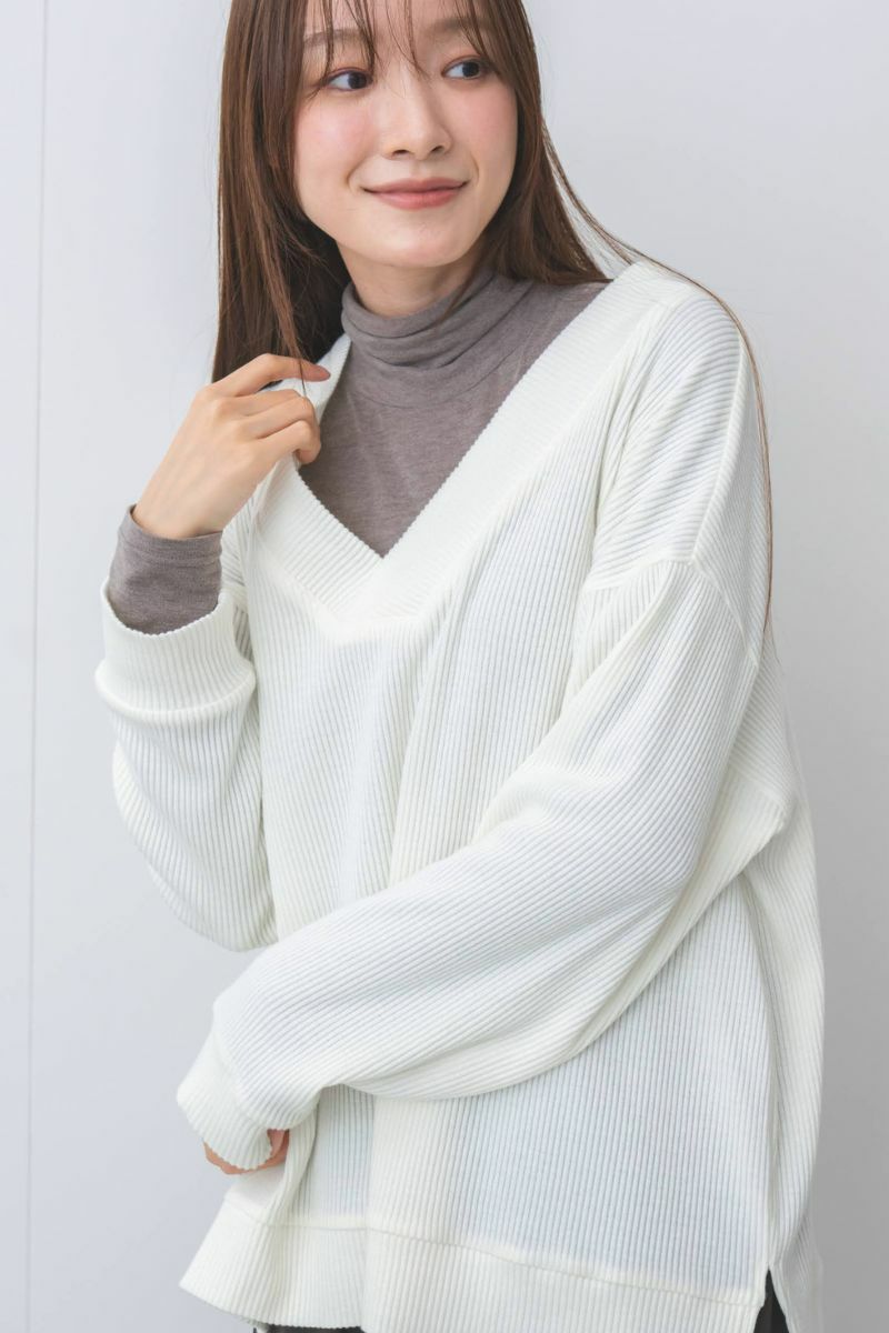シャツやタートルを重ねてもすっきり見える、重ね着しやすいVネック。