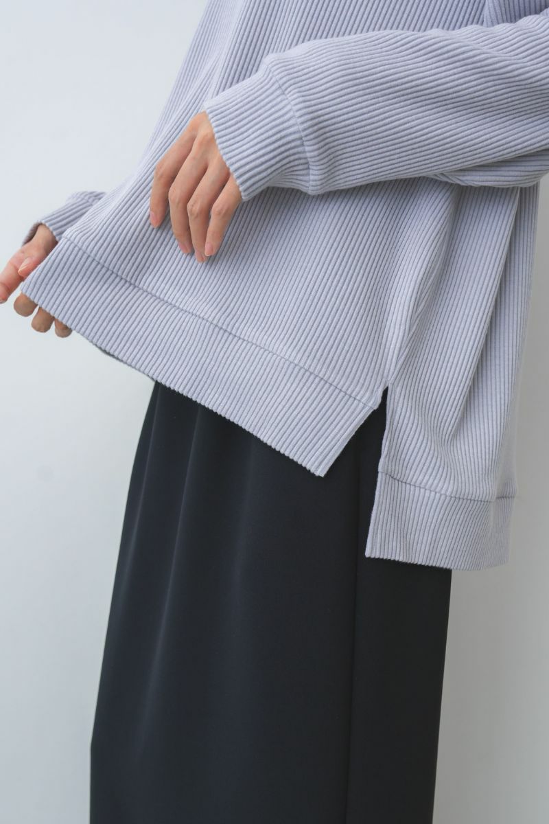 動きを自由にしてくれるサイドスリット入り。