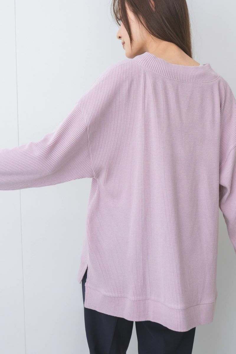 窮屈さなしでリラックスできる、ゆったりとしたアームホール。