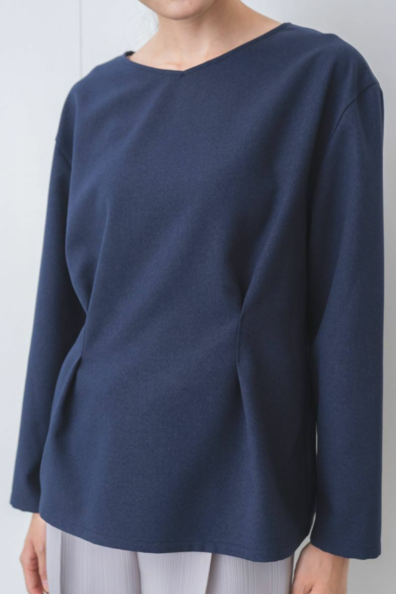 シャツやタートルを重ねてもすっきり見える、重ね着しやすいVネック。