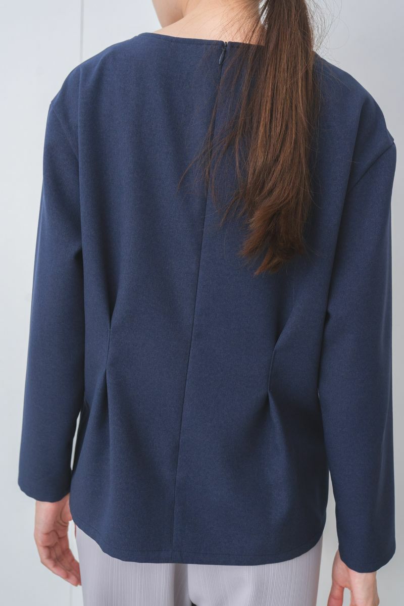 動きを自由にしてくれるサイドスリット入り。