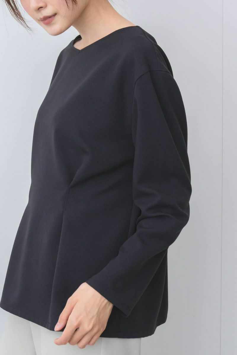 窮屈さなしでリラックスできる、ゆったりとしたアームホール。