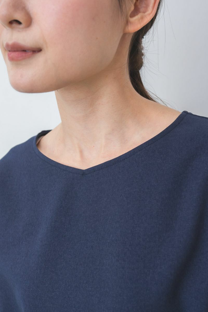 窮屈さなしでリラックスできる、ゆったりとしたアームホール。