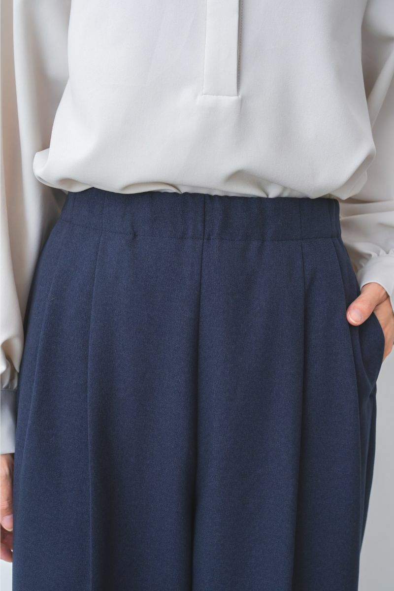 シャツやタートルを重ねてもすっきり見える、重ね着しやすいVネック。