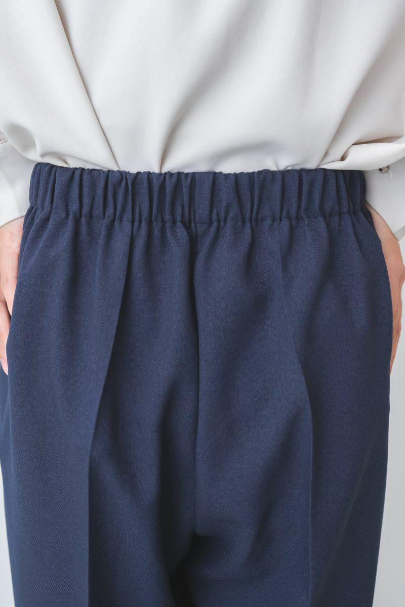 動きを自由にしてくれるサイドスリット入り。