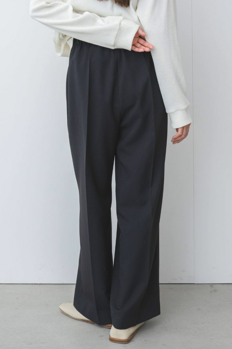 窮屈さなしでリラックスできる、ゆったりとしたアームホール。