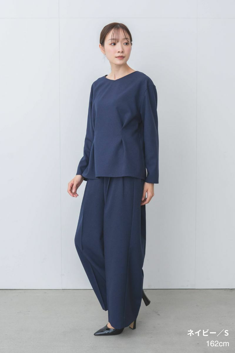 「くつろぎ」と「きちんと感」を兼ね備えたストレスフリーなカットソー