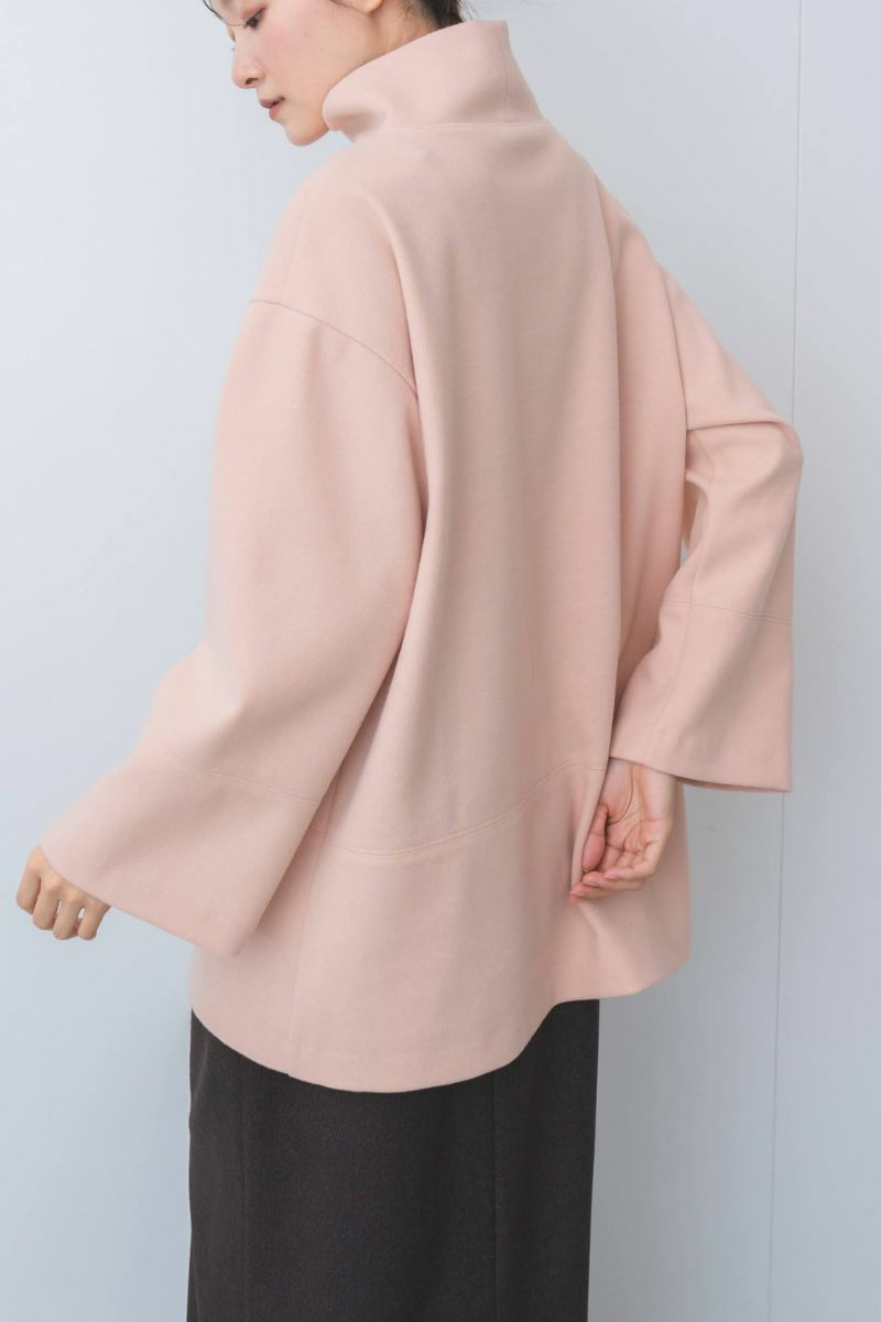 腰まわりをさりげなくカバーする、動きやすく安心感のある丈感に。